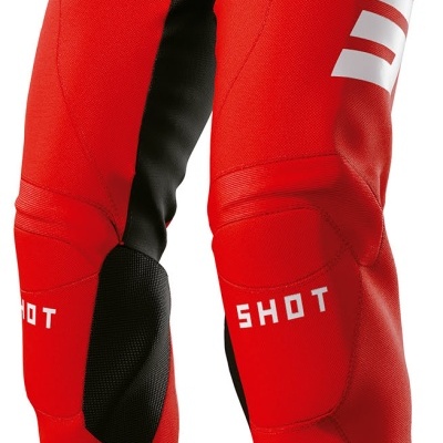 Calças de motocross vermelhas com painéis pretos e detalhes brancos