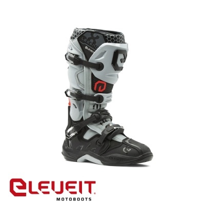 Bota de motocross Elevit cinza, preta e vermelha com fivelas e proteções.