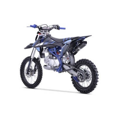 Moto dirt bike azul e preta com pneus de cravos em fundo branco
