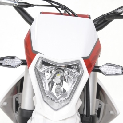 Frontal de motocicleta branca com focos e luzes LED