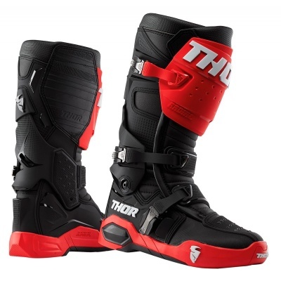 Botas de motocross pretas com detalhes vermelhos e brancos da marca Thor