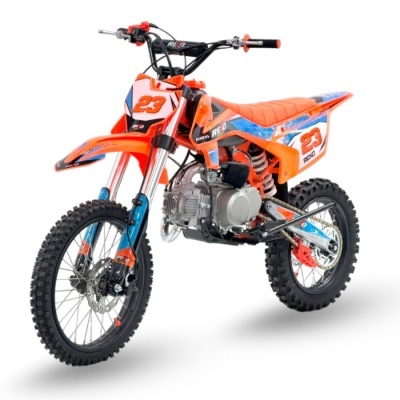 Moto de cross infantil laranja com pneus de cravos grandes.