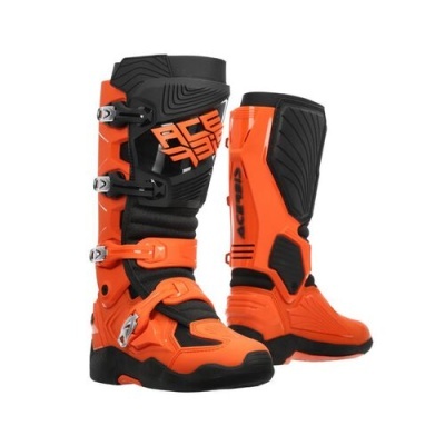 Botas de motocross laranja e preta com fivelas metálicas