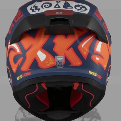 Capacete integral azul escuro e laranja com textos e gráficos vistos por trás