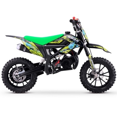 Mini moto de motocross preta e verde com pneus de todo o terreno