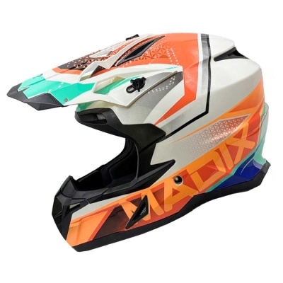 Capacete de motocross colorido com texto 'MADIX' na lateral