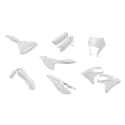 Conjunto de peças brancas para motocicleta sobre fundo branco