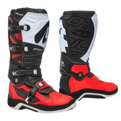 Botas de motocross vermelho, preto e branco com fivelas e texto PILOT
