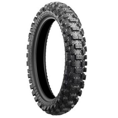 Pneu de motocicleta preto com padrão de piso agressivo