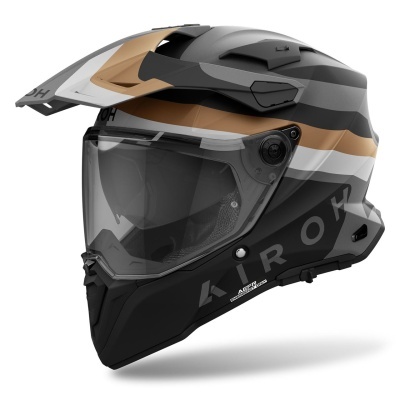 Capacete motard preto e castanho com viseira transparente e texto AIROH