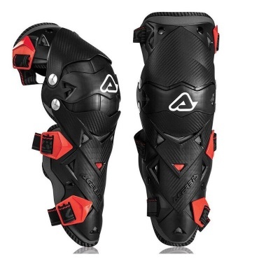 Par de joelheiras protetoras pretas com detalhes vermelhos e logótipo branco.