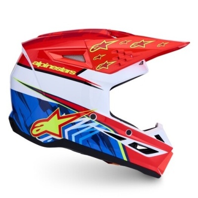 Capacete de motocross vermelho, branco e azul com detalhes amarelos e pretos e marca alpinestars