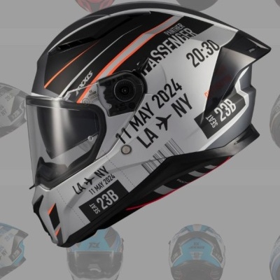 Capacete de motociclista com design moderno e texto relacionado a passagem aérea