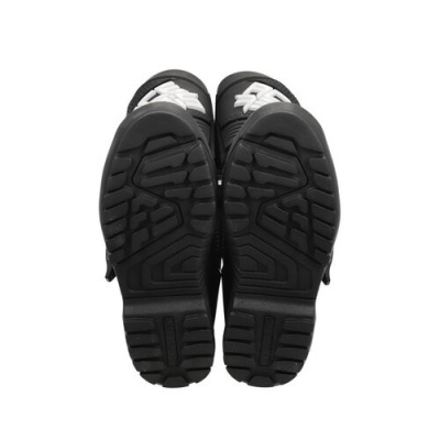 Sandálias pretas com sola antiderrapante vista de baixo