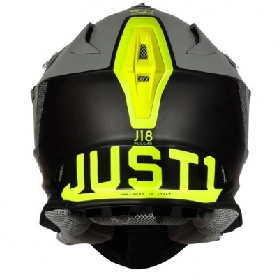 Capacete de motocicleta cinza, preto e amarelo fluorescente com texto 'J18 PULSAR' e 'JUST1'