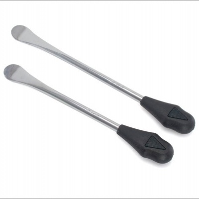 Dois instrumentos metálicos com cabos pretos sobre fundo branco