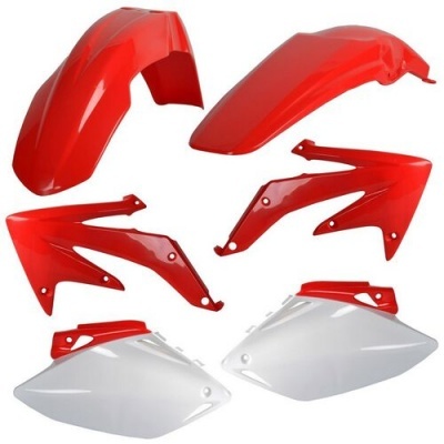 Peças de plástico para motocicleta em vermelho e branco sobre fundo branco