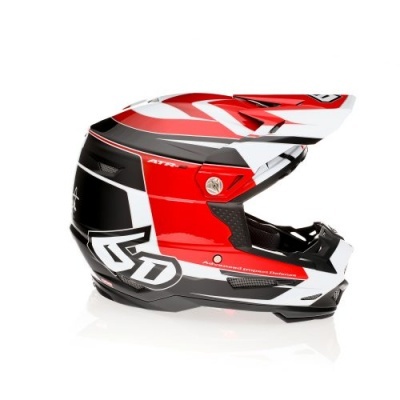 Capacete integral motocross vermelho, branco e preto com visor longo e inscrições LD