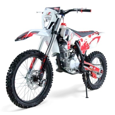Motocross branco, vermelho e preto com pneus de cravos e etiquetas RE 0