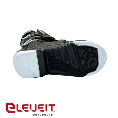 bota motorizada preta vista da sola com logotipo ELEVEIT