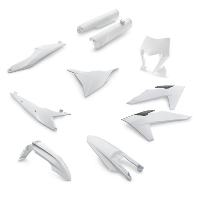 Peças plásticas brancas para motocicleta, texturas lisas e detalhes em preto