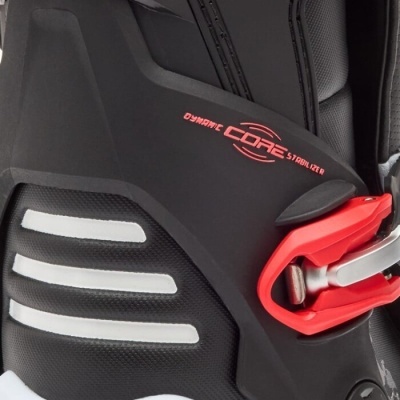 Bota para snowboard preta com detalhes vermelhos e brancos e texto DYNAMIC CORE 51 TOOL KIT 4