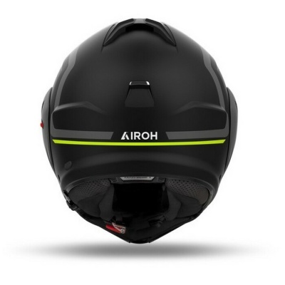 Capacete preto fosco de motociclista visto por trás com logo AIROH