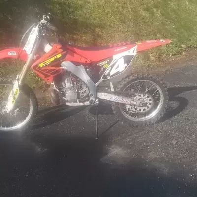 Motocross Honda CR 125 R vermelha e preta com número 4