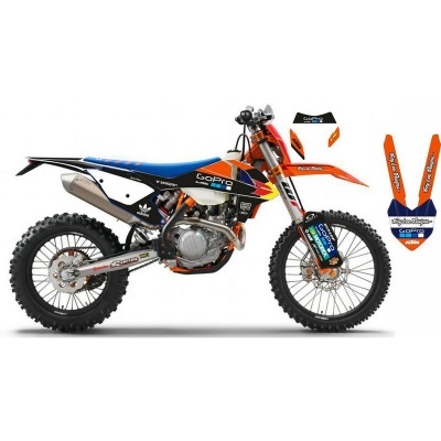 Motocross azul preta e laranja com autocolantes GoPro e acessórios laranja ao lado