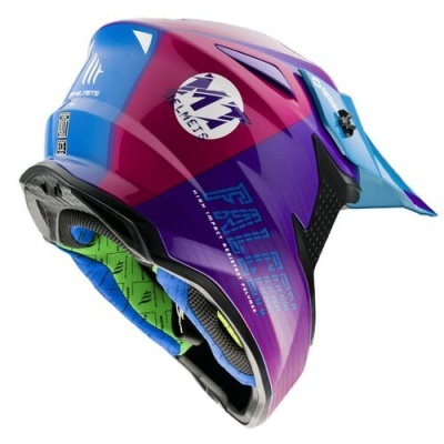 capacete de motocross azul, roxo, rosa e verde com texto impresso
