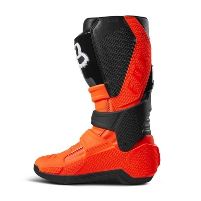 Bota de motocross laranja e preta com correia de fixação