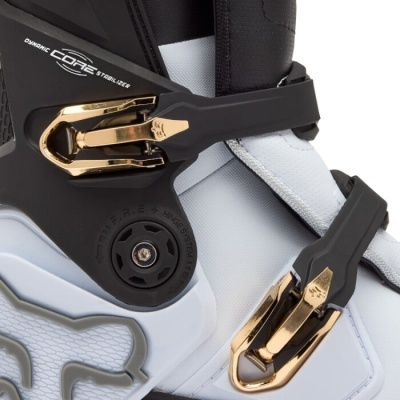 Patim inline branco e preto com fechos dourados