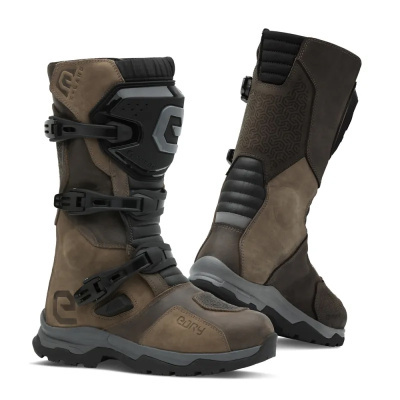 Botas de motociclismo castanhas e pretas com fivelas e proteção rígida