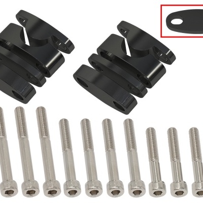 Peças de metal pretas e parafusos inoxidáveis dispostos sobre fundo branco