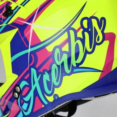 Capacete colorido com texto ACERBIS em azul e verde