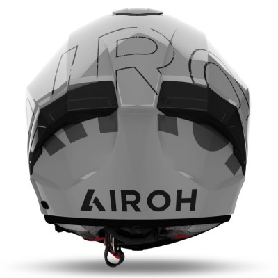 Capacete de moto cinza claro com texto AIROH preto visto de trás