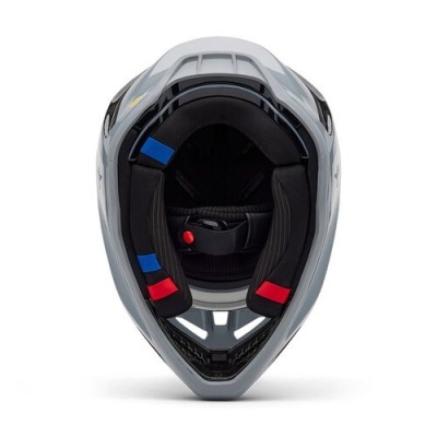 Capacete integral cinzento visto pela frente com fecho vermelho e detalhes em azul e vermelho