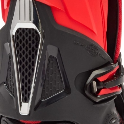 Calçado desportivo vermelho e preto com texturas em forma de colmeia e fivela preta