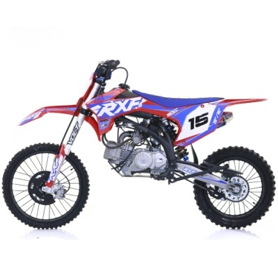 Motocross vermelha, azul e branca com número 15 e texto RXF