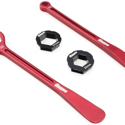 Conjunto de ferramentas vermelhas e pretas para bicicletas sobre fundo branco