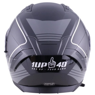 Capacete de mota preto e cinza com texto e etiquetas na parte traseira