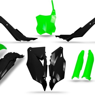 Peças plásticas para mota preto e verde em fundo branco