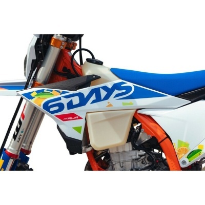 Motociclo azul, branco e laranja com texto '6 DAYS' em destaque