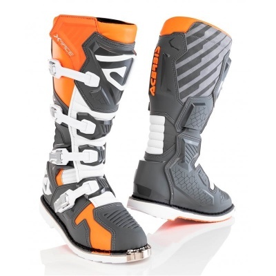 Botas de motocross laranja, cinza escuro e branco com fivelas metálicas e sola branca
