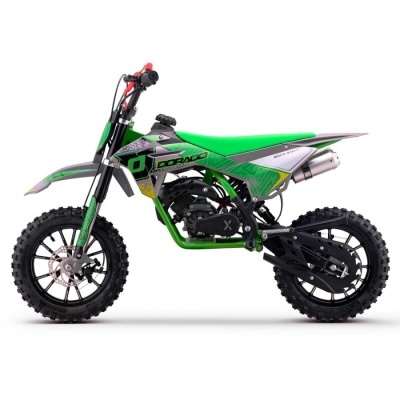 Moto de cross infantil verde e preta com motor a combustão e pneus para off-road