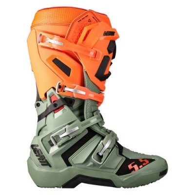 Bota motocross verde e laranja com fechos metálicos prateados