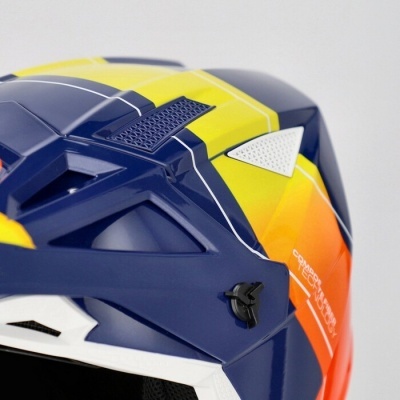 Capacete colorido para proteção com texto Composite Technology