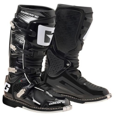 Botas pretas de motocross com fivelas metálicas e logótipos GAERNE brancos