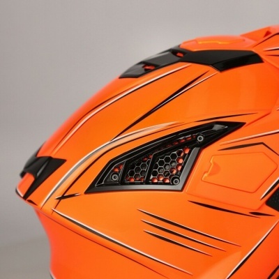 Capacete de moto laranja com detalhes pretos e ventilações em colmeia