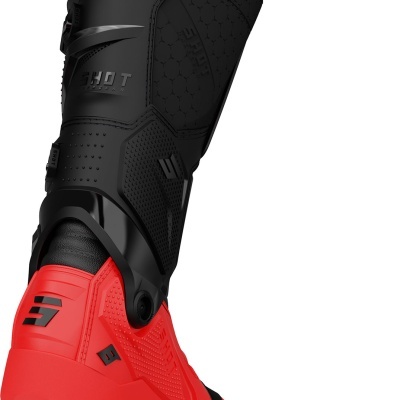 Bota de motocross vermelha e preta com proteção até a canela e texto SHOT